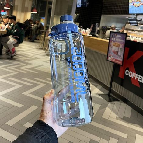 Blaue Plastikwasserflasche mit einem Fassungsvermögen von 2 Litern, ideal für Sport und Training. (1/3)