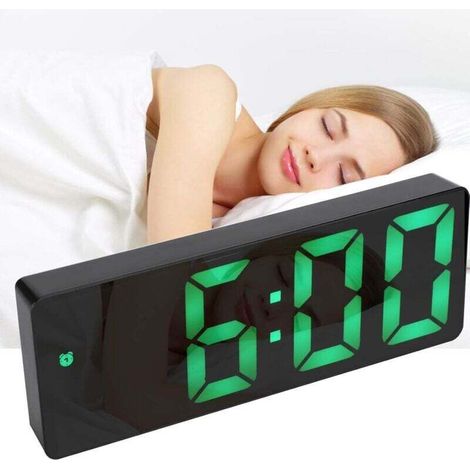Digitaler Wecker mit großem LED-Display, Spiegeloberfläche, Schlummerfunktion, USB-Ladeanschluss und einstellbarer Helligkeit. Geeignet für Schlafzimmer und Büro.