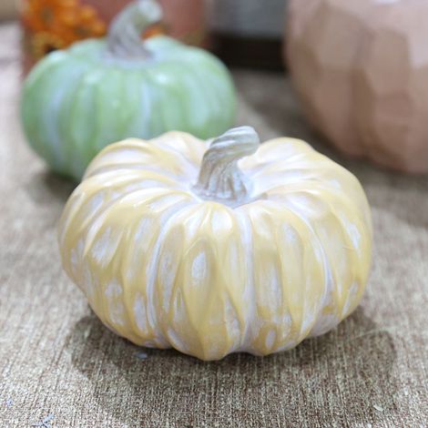 Bunte Kürbisdekoration für Thanksgiving, zum Platzieren auf einem Tisch oder zum Ausstellen im Schaufenster, Fotorequisite (1/5)