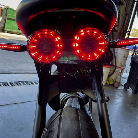 Universelle LED-Rückleuchten für Motorräder, inklusive Blinker, doppelte Anhängerbeleuchtung, Bremslichter und Kennzeichenhalterung. (1/5)