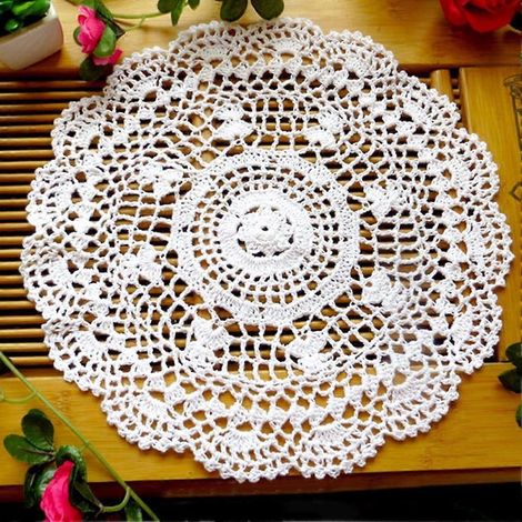 Napperon rond vintage à fleurs ajourées, en dentelle crochetée à la main. (1/4)