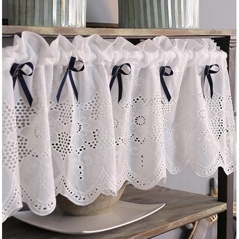 Cortina corta de cocina para ventana pequeña, de algodón blanco bordado con encaje rústico y lazo azul oscuro. (1/4)