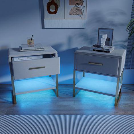Deux tables de chevet avec tiroirs et étagères – revêtues de velours – avec éclairage LED RGB – pieds dorés – design minimaliste moderne (1/5)