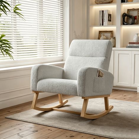Fauteuil à bascule gris clair en teddy doux, avec poches latérales et accoudoirs rembourrés, Pieds en bois massif avec patins anti-bruit, confort optimal pour salon/chambre