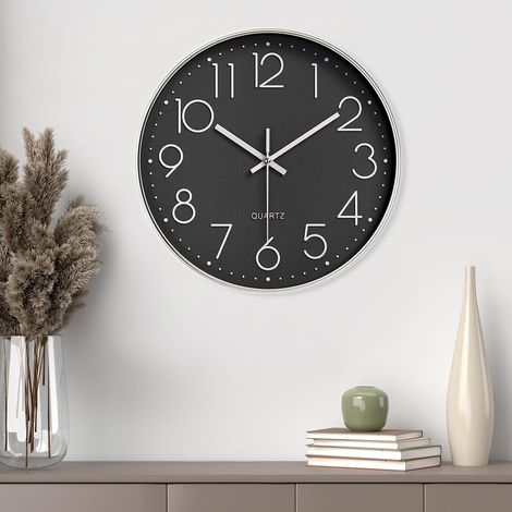 Diese 30 cm (12 Zoll) große Wanduhr ist eine geräuschlose Quarzuhr und eignet sich perfekt für den Einsatz im Büro und Klassenzimmer (grau). (1/4)
