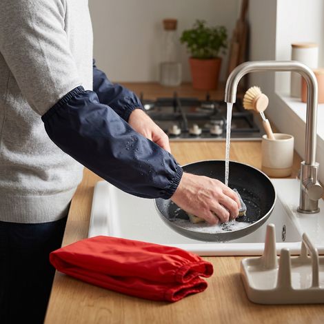 Lot de 3 paires de manchons de bras en PVC imperméables à l'eau et à l'huile, protégeant les avant-bras pour la cuisine, le jardinage et la peinture. Noir, bleu foncé, rouge. (1/5)