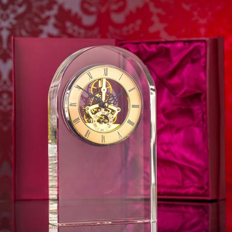 Una bellissima statuetta di 25 cm in cristallo spesso con un grande orologio, ideale come premio o regalo, personalizzabile con incisione o stampa, completa di astuccio decorativo. (1/5)
