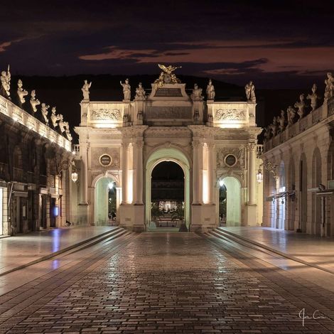 Tableau sur toile Arc Héré la nuit 65x65 cm - Impression sur Toile Murale Décorative - Image imprimée en HD sur Toile - Toile sur Châssis en Bois FSC - Fabriqué en France (1/4)