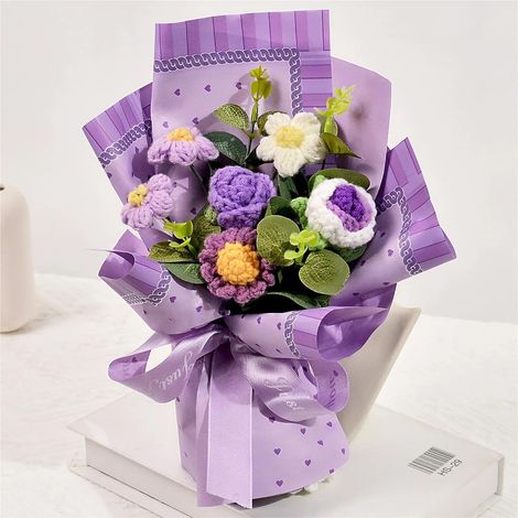 Lila gehäkelter Rosenstrauß, handgefertigter künstlicher Blumenstrauß, ein Geschenk für Feiertage, Jubiläen und Geburtstage. (1/2)