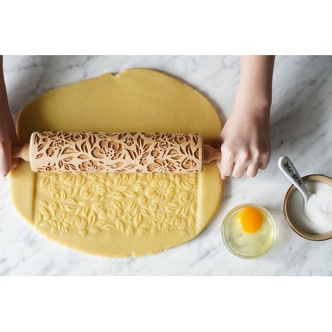 Mattarello in legno MoodForWood, inciso, 43 cm con manici, perfetto per la cottura al forno - Motivo rose selvatiche (1/5)
