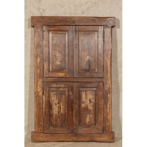 Fenster aus massivem Holz und Eisen mit Rahmen Fenster mit Gitter Innen und außen im mittelalterlichen antiken Stil Alte Holztür