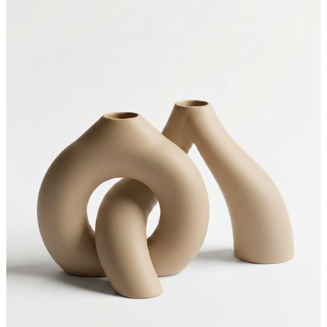 Un vaso minimalista beige a forma di anello con intreccio per fiori