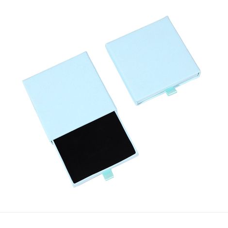 Boîte à bijoux de 10 x 10 x 2 cm avec un présentoir en papier, idéale pour ranger colliers, boucles d'oreilles, bagues et autres bijoux. Bleu clair. (1/5)