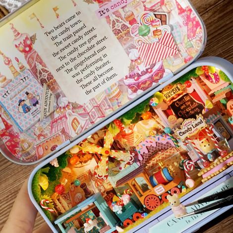 Einfach aufzubauende Mini-Theaterbox mit warmem Licht und einzigartigen Szenen, ideales Geschenk für die Heimdekoration (1/5)
