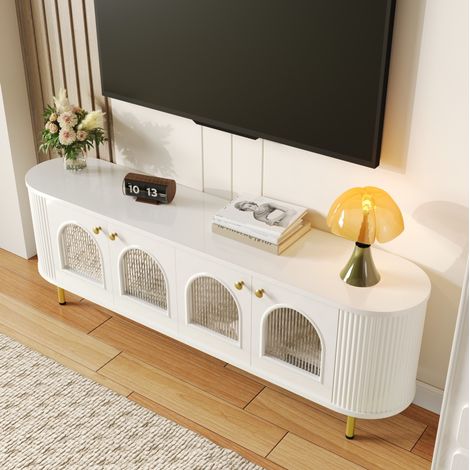 Mobile TV bianco con ante in vetro curvo, finitura a venatura verticale, maniglie e gambe dorate (1/5)