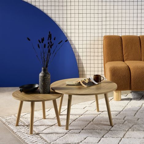 Sweeek – Lot de 2 tables basses rondes effet frêne – Pieds en bois de pin teinté noyer – Dimensions Ø70 x H38cm et Ø50 x H34cm – Style scandinave