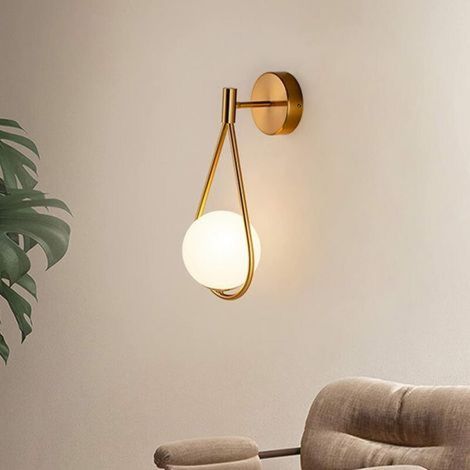 Applique murale LED dorée dotée d'un élégant abat-jour en forme de globe en verre et d'une structure en métal. Convient aux salons, couloirs et autres espaces (ampoule non incluse). (1/4)