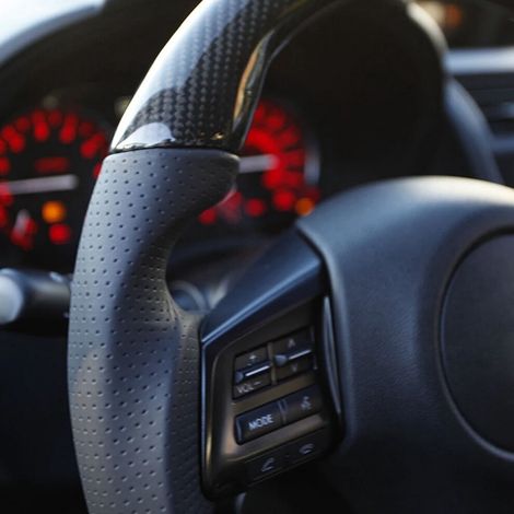 Geeignet für Lenkräder aus Kohlefaser und Leder mit roten Ziernähten, kompatibel mit WRX/STI 2015-2020.