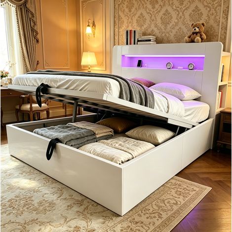 Lit moderne 140x200 cm en bois blanc avec coffre hydraulique, tête de lit à rangements, LED et prises (1/5)