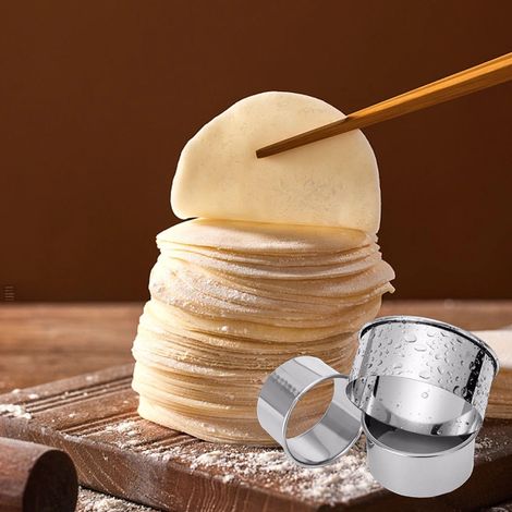 Ensemble de trois pièces comprenant : moule à raviolis rond en acier inoxydable, presse à raviolis et coupe-pâte à raviolis. (1/5)