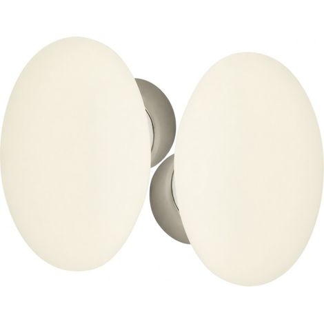 Set di doppi manici ovali in porcellana grezza su una ciotola nichelata spazzolata.
