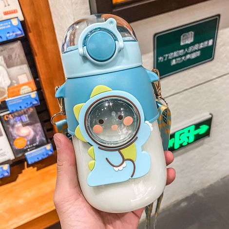 Gobelet à boire portable en plastique avec bouteille d'eau à motif cartoon et sangle verte (1/5)