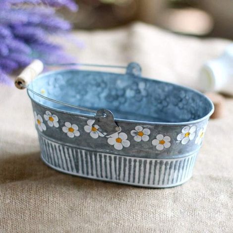 Vaso da fiori in metallo. Piccolo vaso ovale in ferro con motivo a margherite, ideale per la decorazione di giardini e interni. Dimensioni: 19,5 x 11,5 x 8,3 cm (1/5)