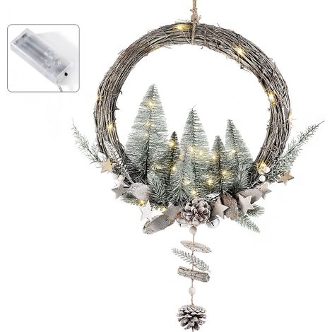 Ghirlande di Natale con base di rami intrecciati, decorata con alberi innevati, luci LED, pigne, stelle e dettagli in legno, Ø 38 cm