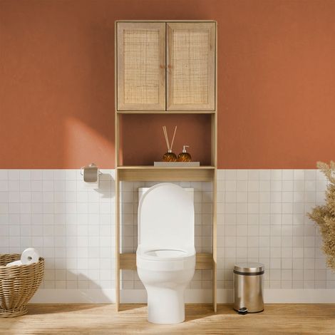 Sweeek – Etagère meuble WC décor bois et cannage Bohème – Dimensions 64 x 20 x 180 cm – Double porte et étagère ajustable – Style naturel