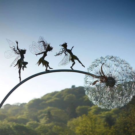 Fate danzanti con i denti di leone, ornamenti decorativi per il patio e il prato del giardino.