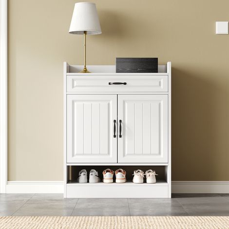 Armoire à chaussures moderne, avec des étagères réglables. Poignées noires. Une étagère dans l’armoire. Armoire à chaussures avec 2 portes, de couleur blanche. Dimensions : B75/D36/H95,5 cm.