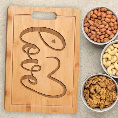 Planche en bambou "LOVE" gravé – Cadeau personnalisé pour couple (1/5)