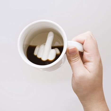 Tazza con dito medio, tazza in ceramica da 300 ml, lo scherzo perfetto per l'ufficio, unica e divertente per uomini e donne, lavabile in lavastoviglie. (1/4)