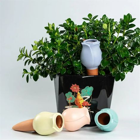 Sistema de riego por goteo automático de cerámica roja con forma de tulipán, ideal para plantas de interior y jardín. También apto para plantas de exterior. (1/5)
