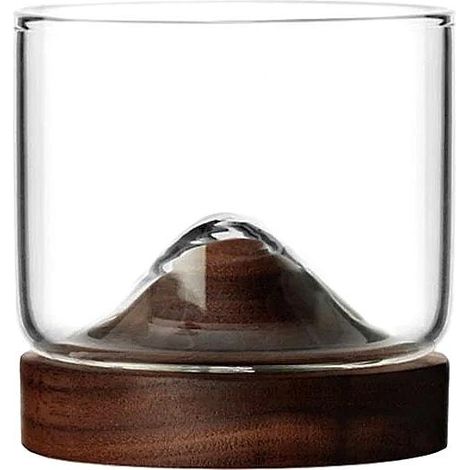 Whiskyglas mit Holzuntersetzer (1/4)