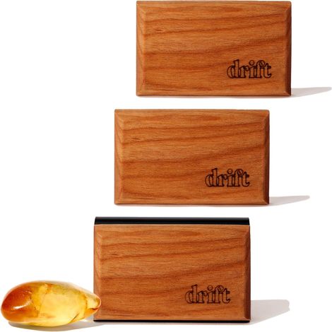 Désodorisant pour voiture - Désodorisant original au bois - Élimine les odeurs - Parfum longue durée - Clip métallique - Ingrédients essentiels et purifiants - Parfum ambré - Lot de 3 (1/5)