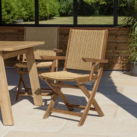 VICK - Lot de 2 fauteuils pliants en bois d'acacia huilé et rotin (1/5)