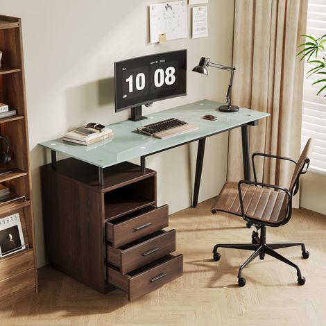 Bureau d'ordinateur – Plateau en verre trempé dépoli – Structure en acier – 3 tiroirs et compartiment de rangement ouvert – Poignées noir – 130 × 50 × 75 cm – Brun (1/5)