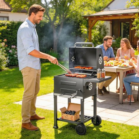 Carrello compatto per barbecue a carbone con coperchio, termometro, griglia, tavolino laterale, cassetto raccogli cenere e fessure di ventilazione.