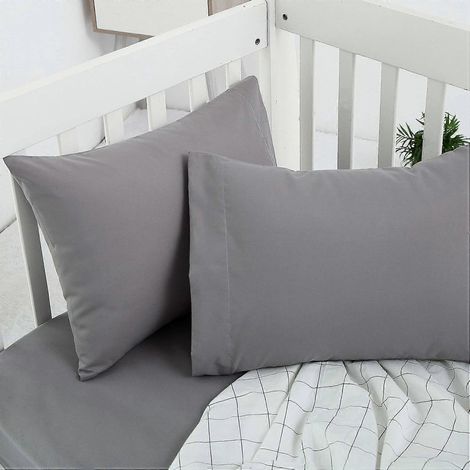 Lot de 2 taies d'oreiller grises douces pour tout-petits. 35,5 x 51 cm. Convient aux oreillers de voyage pour tout-petits de 30,5 x 40,5 cm, 33 x 45,5 cm et 35,5 x 48 cm. Housse d'oreiller pour literi (1/3)