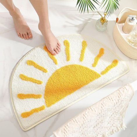 BEBUSINGOTO Tapis de salle de bain demi-cercle – Tapis de bain antidérapant, mignon et amusant, motif soleil blanc et jaune bohème, absorbant et doux en microfibre