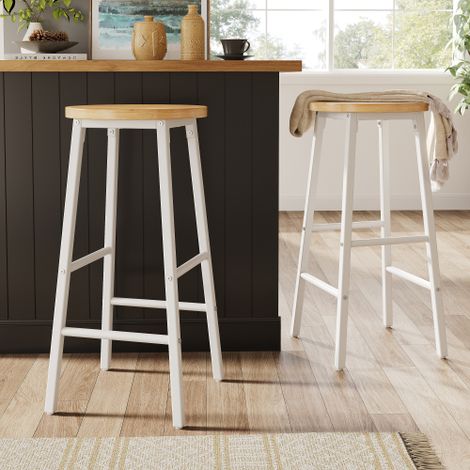 Lot de 2 tabourets de bar avec assises effet bois hauteur de 63 cm, capacité de charge de 150 kg par chaise structure en métal blanc, doubles repose-pieds et pieds réglables. (1/5)