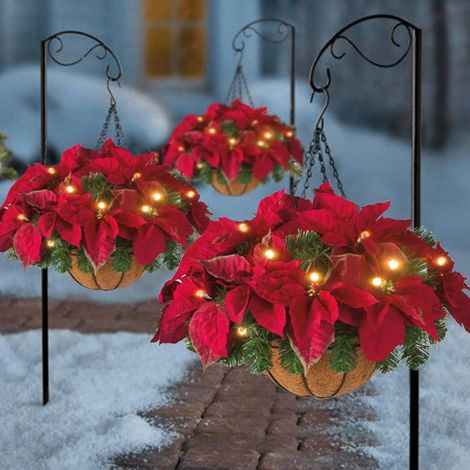 Beleuchteter Weihnachtskorb mit bunten Dekorationen und LED-Lichtern, künstlichen, mattierten Beeren und Tannenzapfen für die weihnachtliche Gartendekoration (1/5)