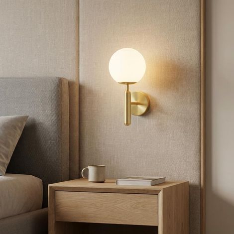 Applique Murale Grande Ø150mm DORA avec Bras Pivotant Doré Vintage Industriel, Abat-Jour Boule en Verre Blanc Lait, Style Minimaliste Moderne, Idéal Chambre, Escalier et Salle à Manger (1/5)