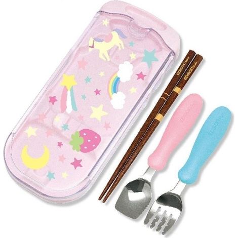 Cubiertos con palillos en un estuche