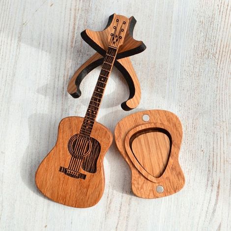 Caja de almacenamiento multifuncional para púas de guitarra, fabricada en madera de roble con grabado de músico. (1/5)