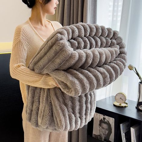 Couverture en fausse fourrure de lapin, plaid de canapé pour femme, couverture épaisse et moelleuse, idéale pour les lits, confortable (marron, 150 x 200 cm / 59 x 79 pouces) (1/5)