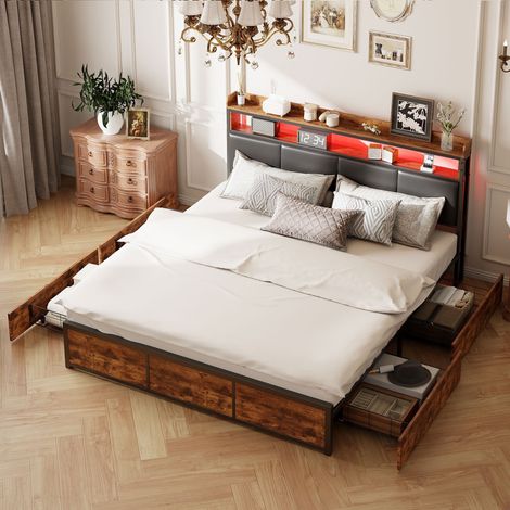 Bett 180x200 cm mit Metall-Lattenrost & 4 Schubladen, Stauraum, Doppelbettgestell mit LED, gepolstertes Kopfteil aus mattem schwarzem PU, Braun (1/5)