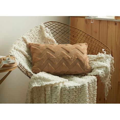 Coussin rectangulaire 50x30 cm en tissu doux motif chevron marron (1/2)