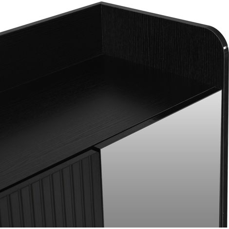 Armoire à chaussures avec une structure noire et rayée verticalement. Armoire destinée à l’entrée, équipée d’un miroir qui reflète tout le corps.